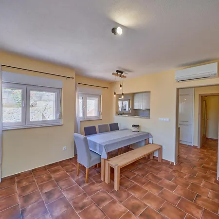 Fuer 6 Personen Ca, 100 M Sup2 In Okrug Gornji, Adriakueste Kroatien Kroatische Inseln