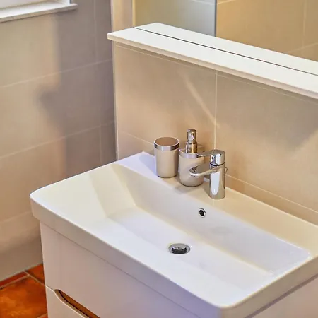 Fuer 6 Personen Ca, 100 M Sup2 In Okrug Gornji, Adriakueste Kroatien Kroatische Inseln Holiday home *