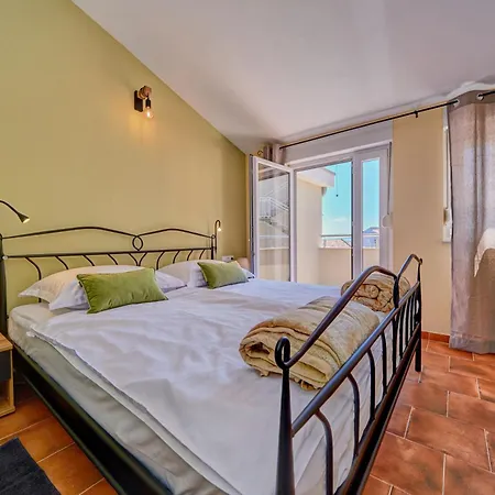 Holiday home Fuer 6 Personen Ca, 100 M Sup2 In Okrug Gornji, Adriakueste Kroatien Kroatische Inseln
