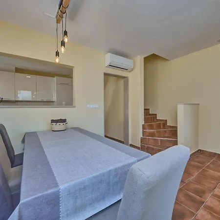Holiday home Fuer 6 Personen Ca, 100 M Sup2 In Okrug Gornji, Adriakueste Kroatien Kroatische Inseln *