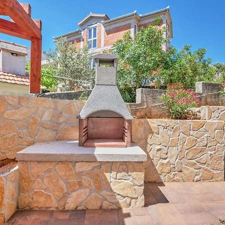 Fuer 6 Personen Ca, 100 M Sup2 In Okrug Gornji, Adriakueste Kroatien Kroatische Inseln Holiday home *